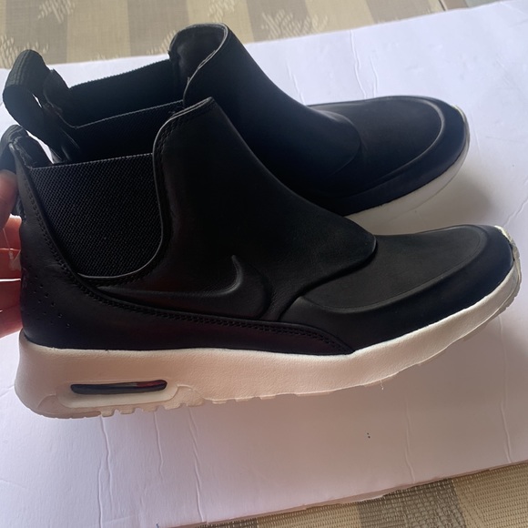 Nike Women's AIR MAX Leather Pull On Shoes - BRAND NEW- Size 7.5  NWOT - Picture 2 of 11